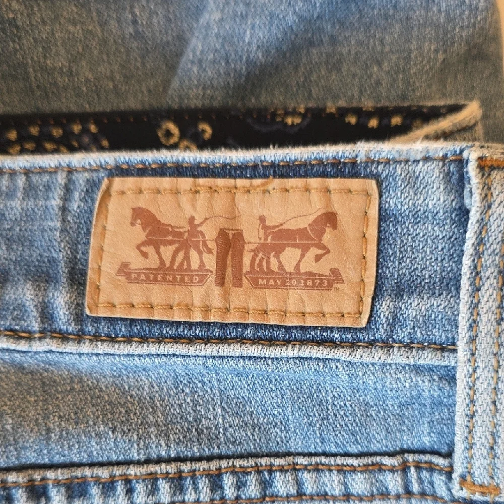Levi's Women's Straight Blue Jeans - Picture 2 of 5